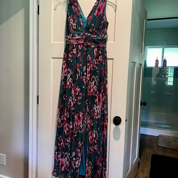 Nightway Floral-Print Pleated Gown Size 12 - Picture 8 of 9